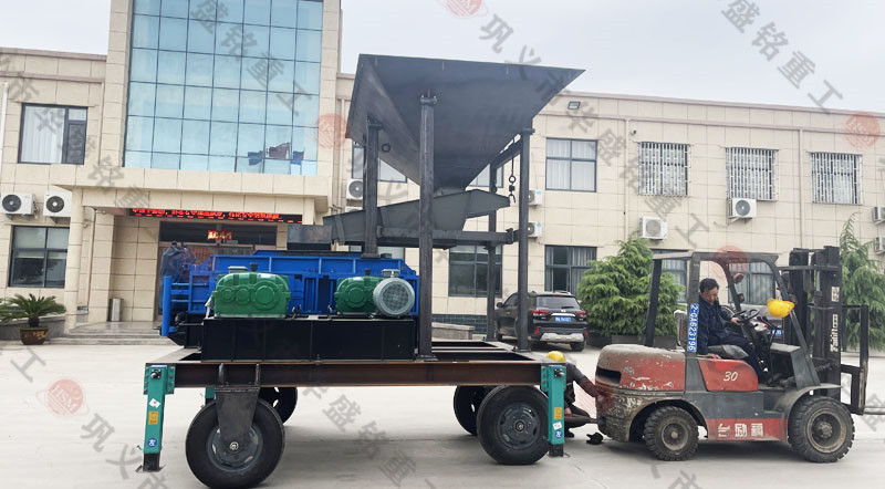 1012移動對輥破碎機時產(chǎn)量多少噸？價格多少錢一臺
